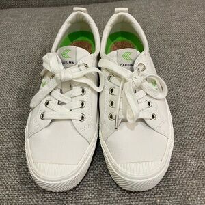 White canvas lace up sneakers by Cariuma excellent pre-owned condition.